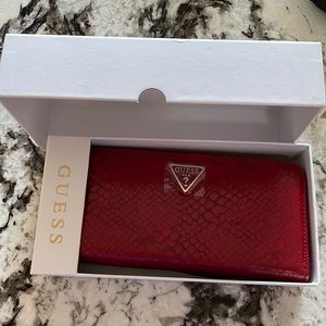 🆕 Guess Wristlet Wallet